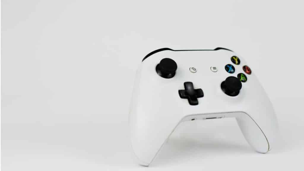 How to Connect an Xbox Controller to a Phone (Android & iPhone Guide) 1 Xbox controller white